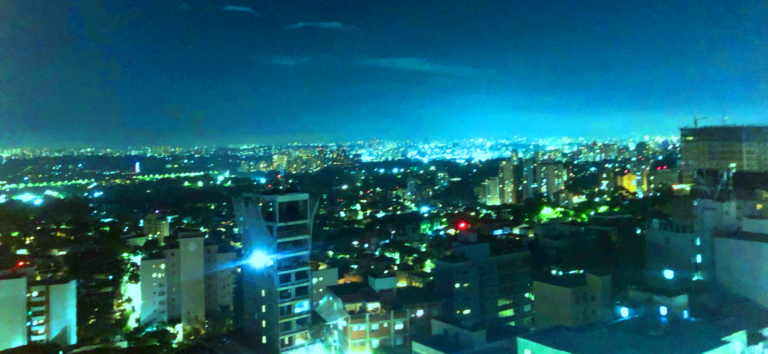 Luzes que respiram à noite na minha janela