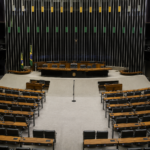 A “Menina da Bota” e o colapso do constrangimento na política