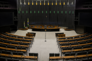 A “Menina da Bota” e o colapso do constrangimento na política